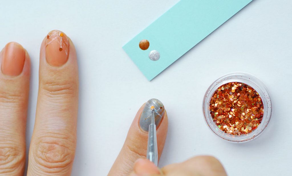 how to fall nails glitter