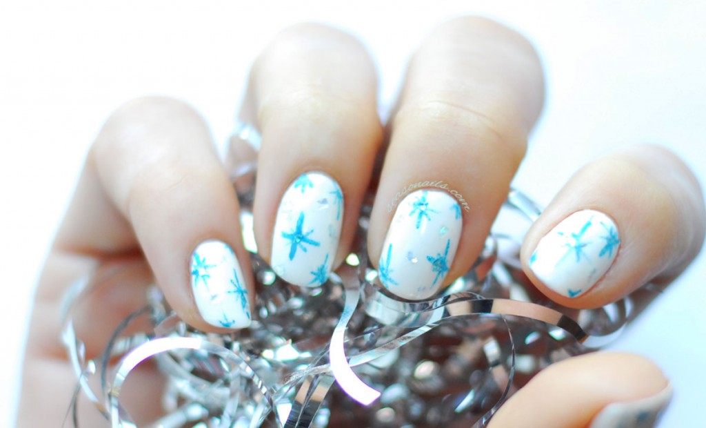 winter nails white blue stars glitter